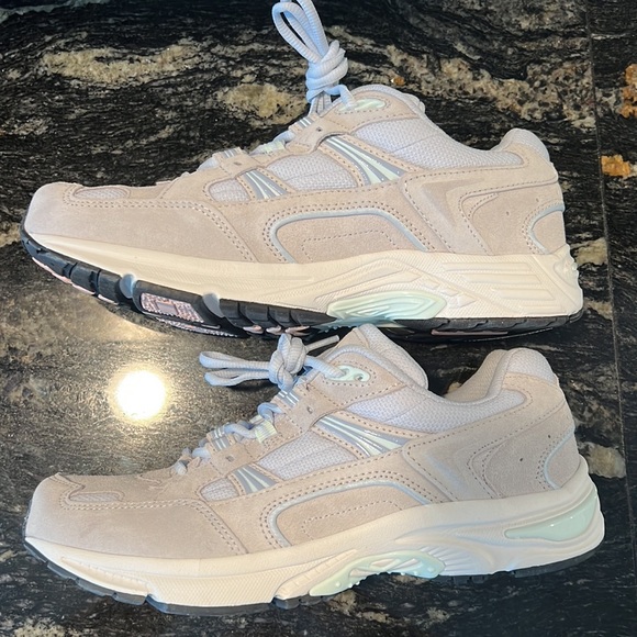 NWOB Vionic Classic Walker - Picture 12 of 17